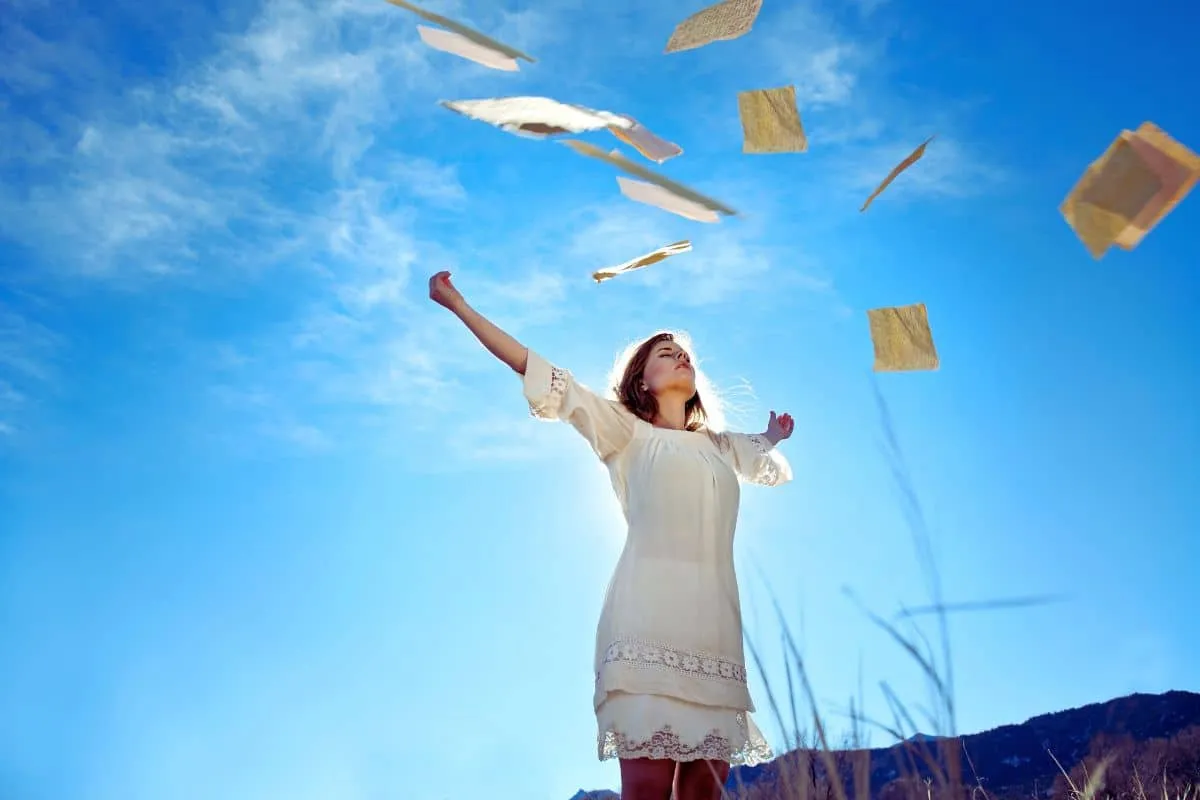 Femme lançant des livres au ciel.