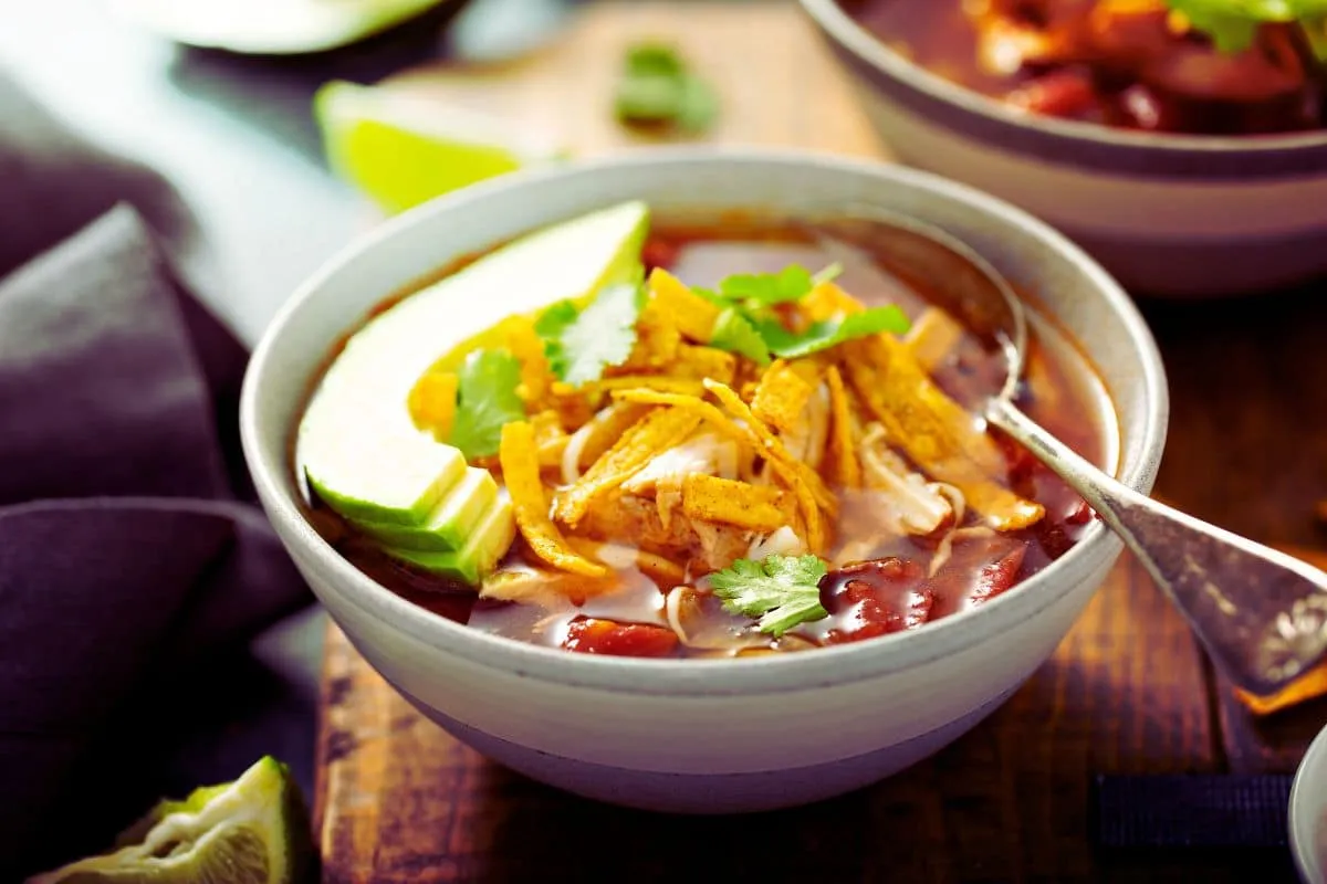 Soupe mexicaine traditionnelle, avocat et tortilla.