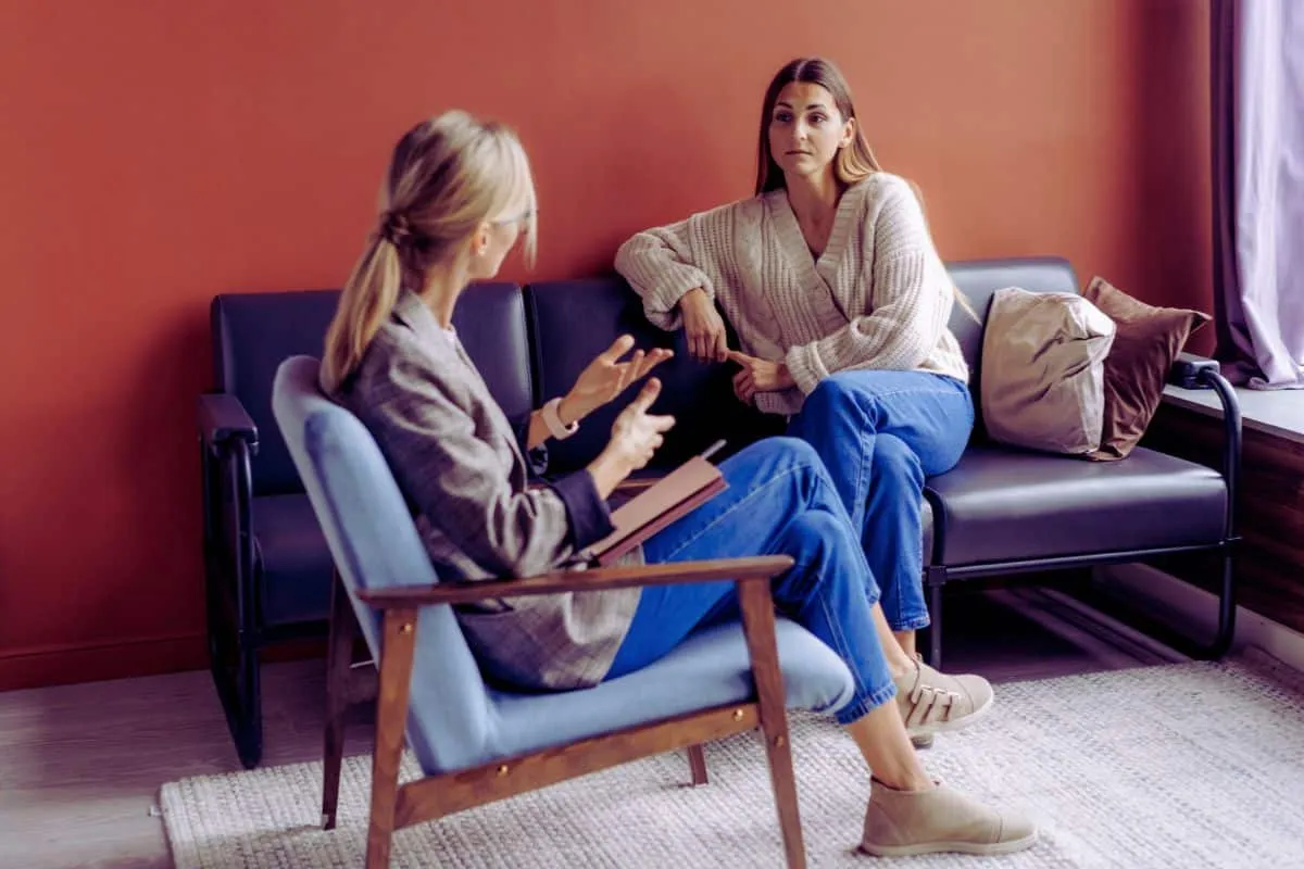 Consultation psychologique entre deux femmes.