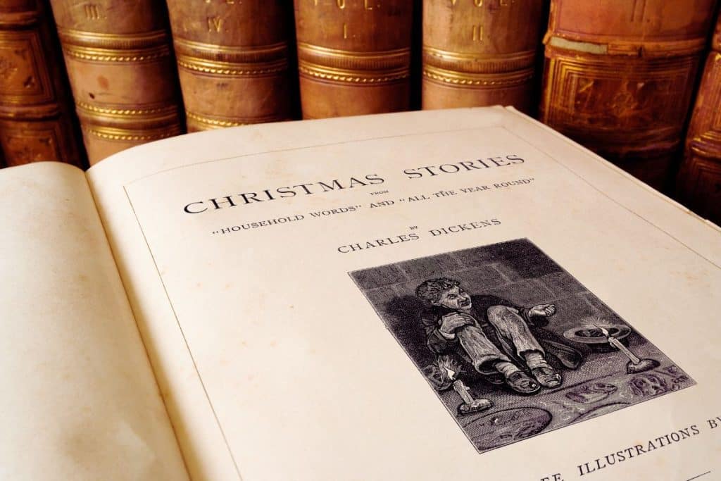 Livre "Christmas Stories" de Charles Dickens ouvert.